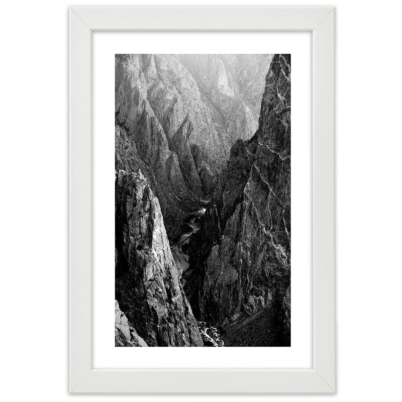 Cuadro en marco blanco, Paisaje de montaña en blanco y negro.
