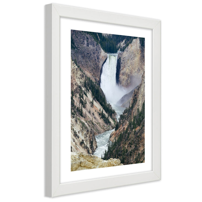 Cuadro en marco blanco, Gran cascada en las montañas.