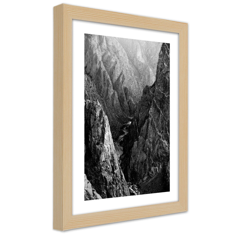 Cuadro en marco natural, paisaje de montaña en blanco y negro.