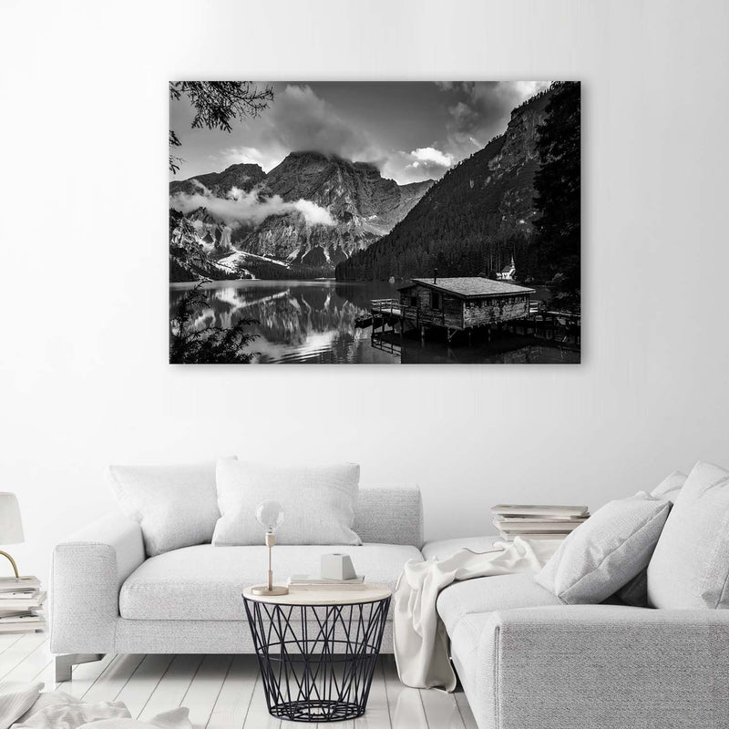 Impresión de panel decorativo, cabaña en el lago de montaña - blanco y negro