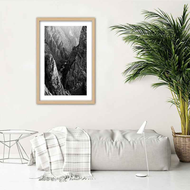 Cuadro en marco natural, paisaje de montaña en blanco y negro.