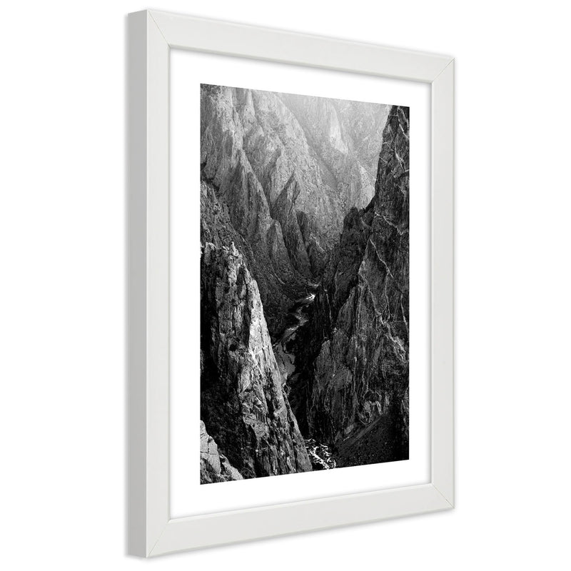 Cuadro en marco blanco, Paisaje de montaña en blanco y negro.