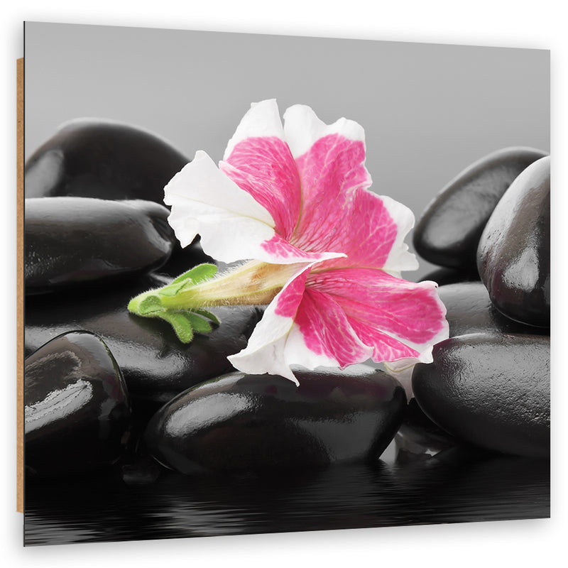 Panel decorativo estampado, Flor rosa sobre piedras zen.