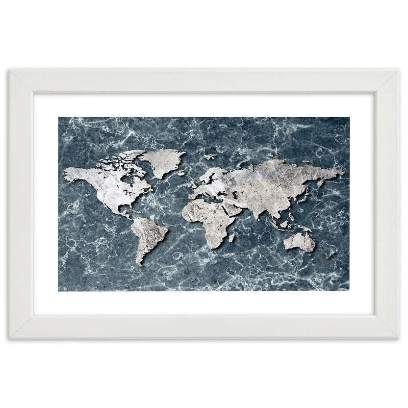Cuadro en marco blanco, mapa mundial sobre mármol.