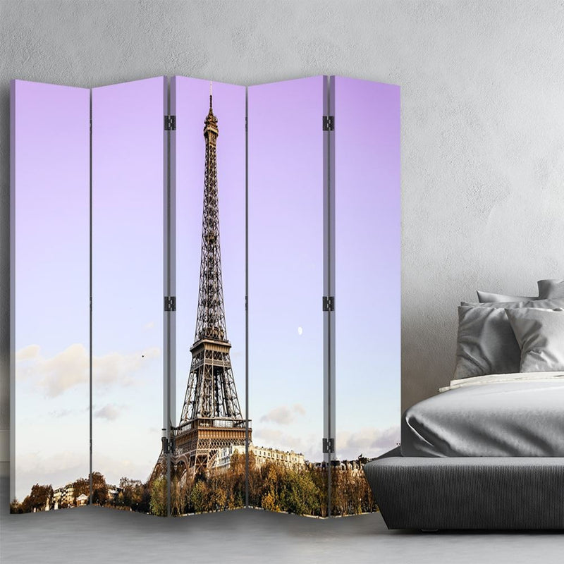 Separador de ambientes giratorio por ambos lados, Torre Eiffel sobre el fondo del cielo