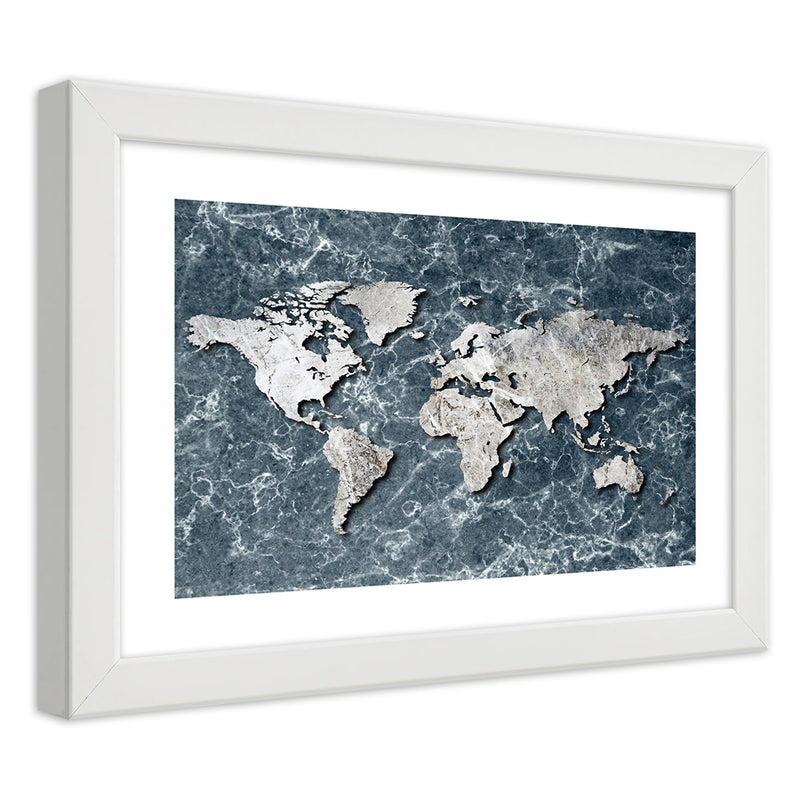 Cuadro en marco blanco, mapa mundial sobre mármol.